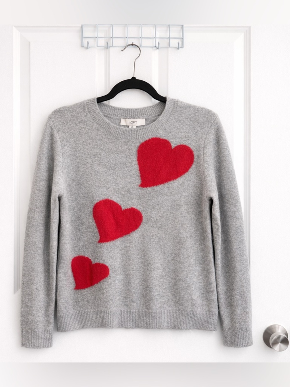 ✨ LOFT Soft Gray Crewneck Sweater w Red Hearts Size L